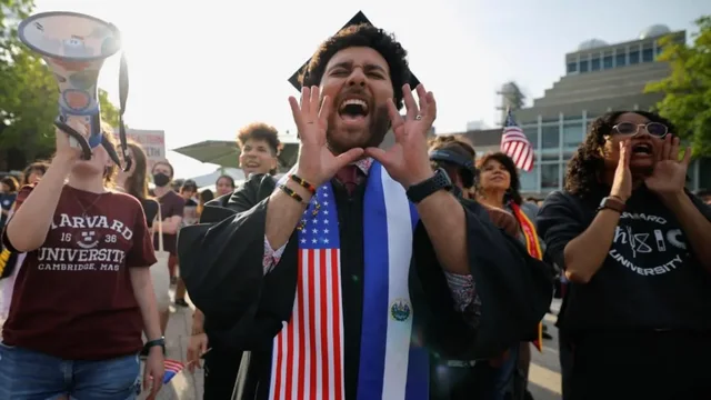 Trump pezullon vizat për studentët e huaj në Harvard.
