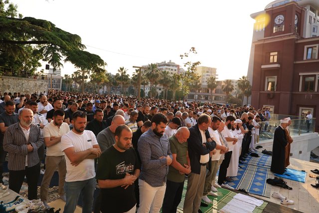 Besimtarët myslimanë festojnë Kurban Bajramin në mbarë