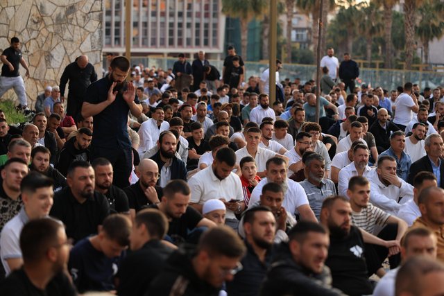 Besimtarët myslimanë festojnë Kurban Bajramin në mbarë