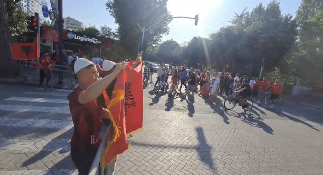Video/ Tifozët kuq e zi, mbushin sheshet e Tiranës!