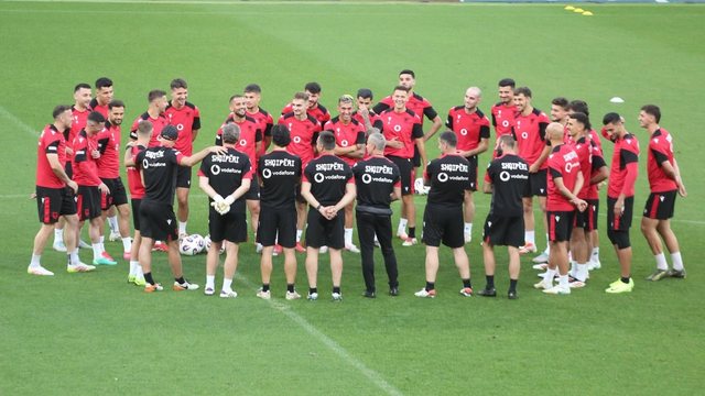 Ja katër lojtarët që do e ndjekin nga tribuna ndeshjen