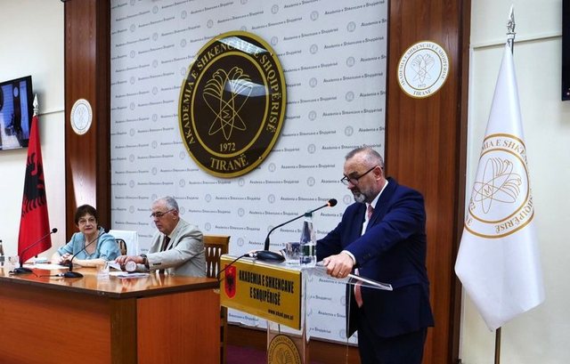 Akademia e Shkencave i kushton Luan Omarit konferencë për 100 vjetorin