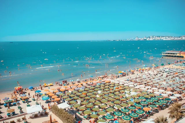 Media britanike: Durrësi si Ibiza!