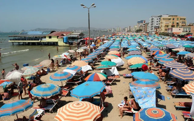 Media britanike: Durrësi si Ibiza!