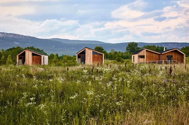 Milionerët lënë resortet luksoze. I kthehen tokës në