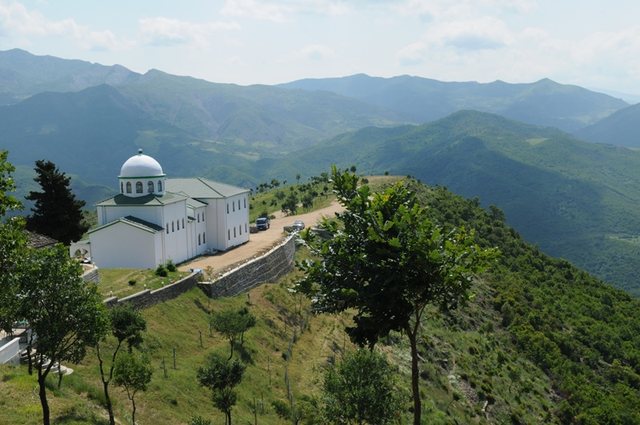 Pse Baba Nikollari nuk u varros me të tjerët? Sekreti i një vendi