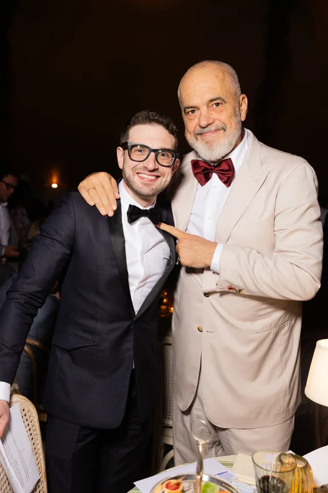 Vogue shkruan për dasmën e Alex Soros. Fjalimi më pikant, nga Edi
