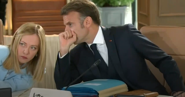 VIDEO/ Macron i pëshpëriti diçka në vesh, reagimi i