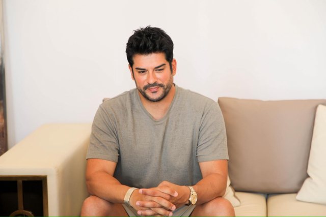 Burak Özçivit viziton Vlorën/ Aktori i famshëm turk pritet