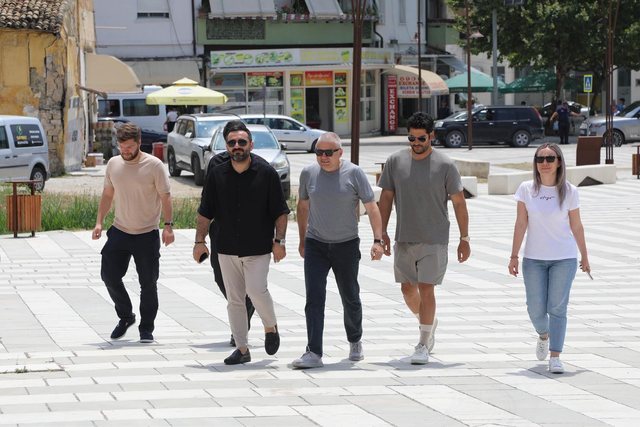 Burak Özçivit viziton Vlorën/ Aktori i famshëm turk pritet
