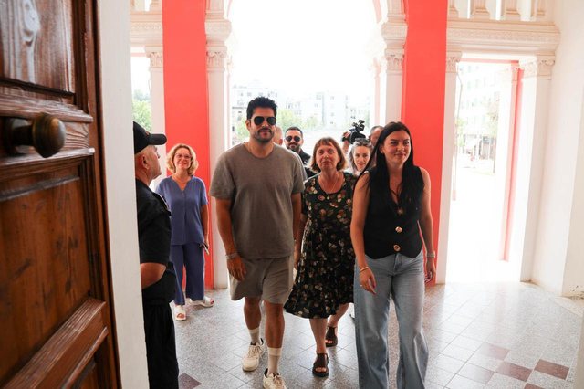 Burak Özçivit viziton Vlorën/ Aktori i famshëm turk pritet