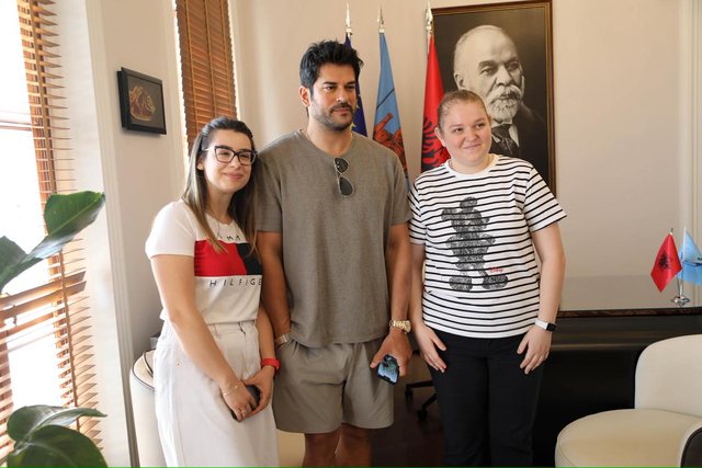 Burak Özçivit viziton Vlorën/ Aktori i famshëm turk pritet