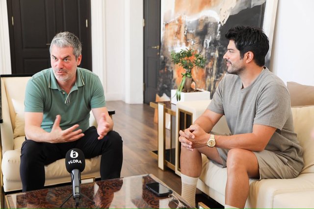 Burak Özçivit viziton Vlorën/ Aktori i famshëm turk pritet