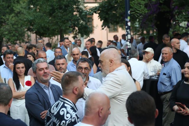 Çfarë ndodhi mes Edi Ramës dhe Ermal Dredhës në