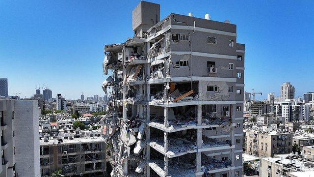 Mbretëria e Bashkuar tërheq stafin e ambasadës nga Teherani