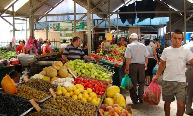 Braçe denoncon çmimet e fruta perimeve: Produktet e fushës,