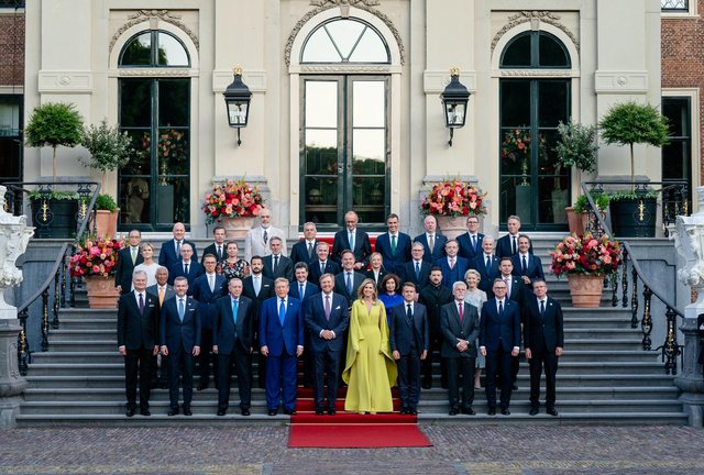 Edi Rama publikon foton familjare nga darka mbretërore për