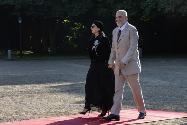 Si u veshën Linda dhe Edi Rama në darkën mbretërore!