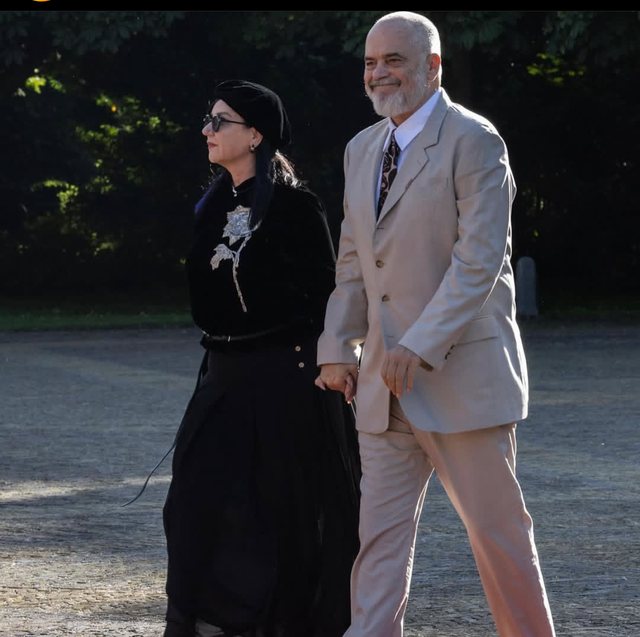 Si u veshën Linda dhe Edi Rama në darkën mbretërore!