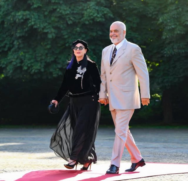 Si u veshën Linda dhe Edi Rama në darkën mbretërore!
