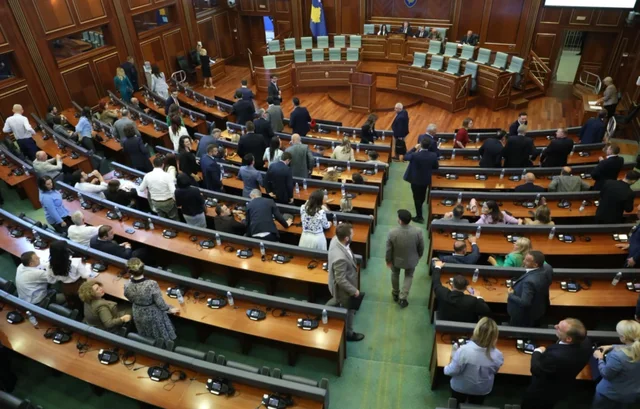 Pas 37 tentativash të dështuara, Kushtetuesja e Kosovës ultimatum