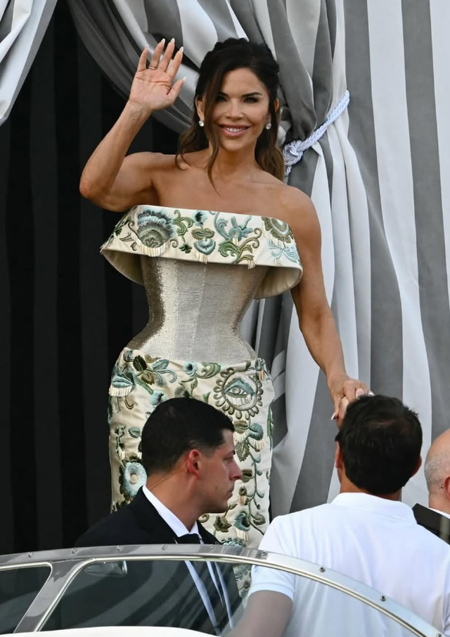 Super VIP-at pushtojnë Venecian për dasmën e Bezos dhe