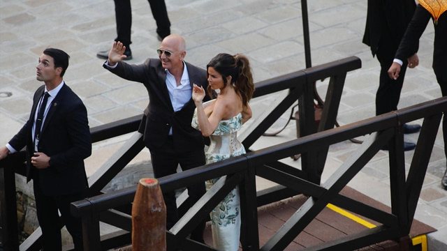 Super VIP-at pushtojnë Venecian për dasmën e Bezos dhe