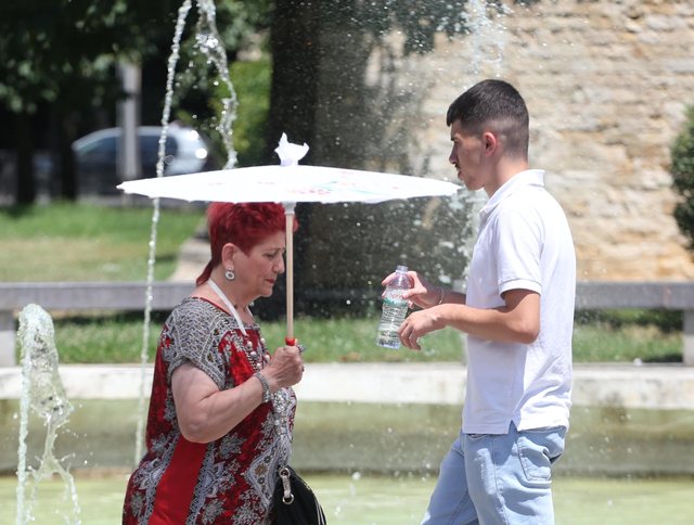 Vala e të nxehtit "përvëlon" Tiranën.