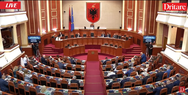 Zjarr në landfillin e Elbasanit, debate të forta në Kuvend!