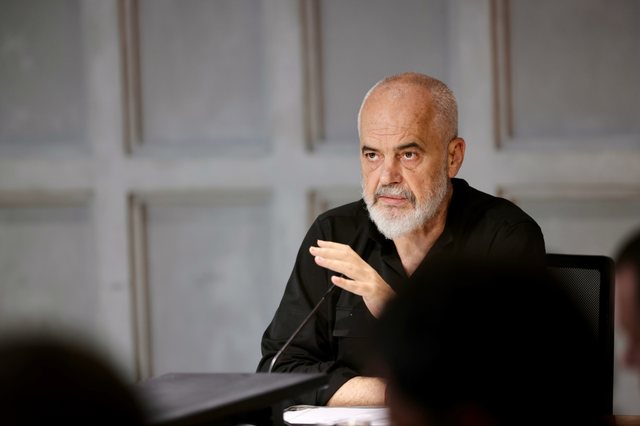 Kryeministri Edi Rama takim në bashkinë e Vlorës, ja nga kush