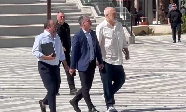 Pas valës së dorëheqjeve, Rama sërish në bashkinë