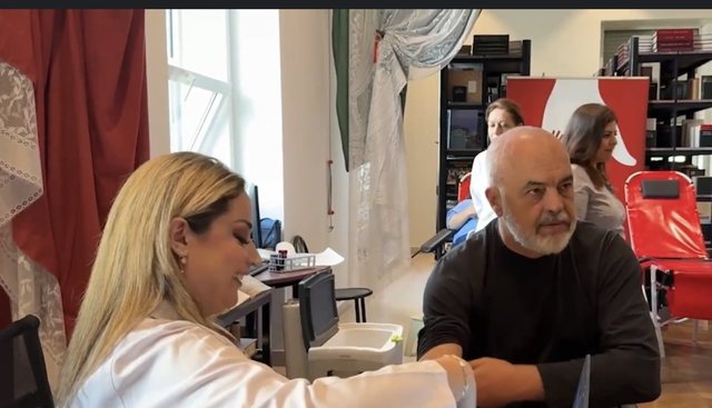 Edi Rama dhuron gjak: Të forcojmë zinxhirin e solidaritetit