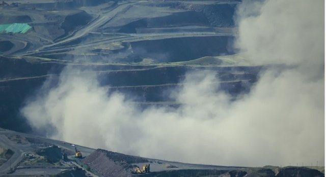 Ujë i helmuar dhe kodra të shkatërruara. Ky është