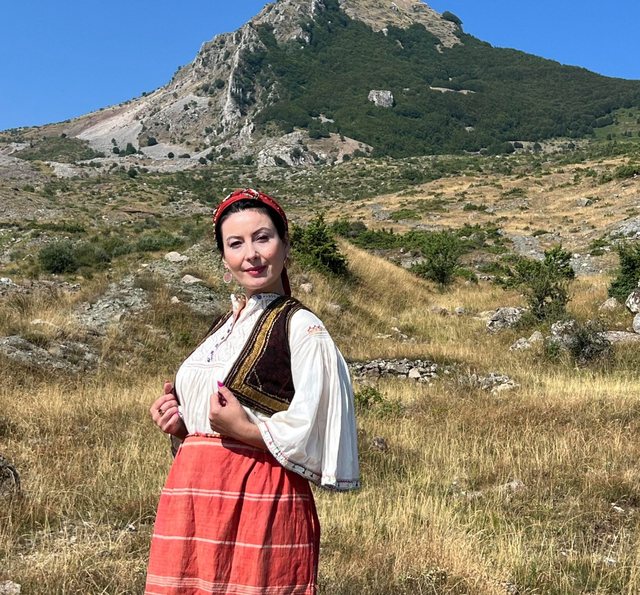 Kostumet që flasin, Eralda Baze dhe misioni për të shpëtuar