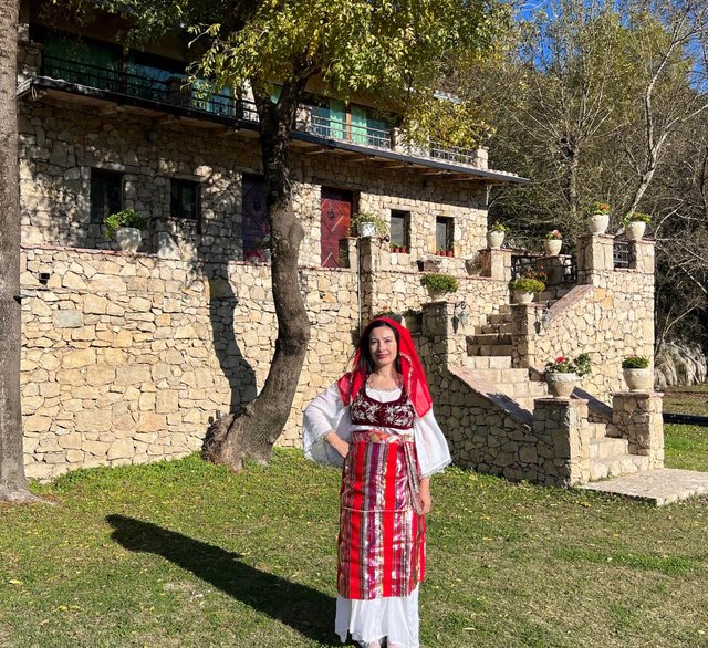 Kostumet që flasin, Eralda Baze dhe misioni për të shpëtuar