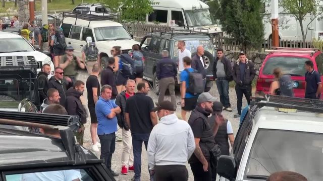 Banorët bllokojnë policinë në ditën e tretë