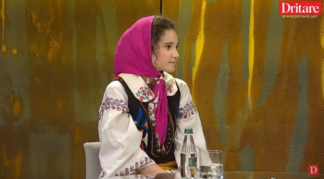 Kristen, 11-vjeçarja që e kthen traditën në frymëzim