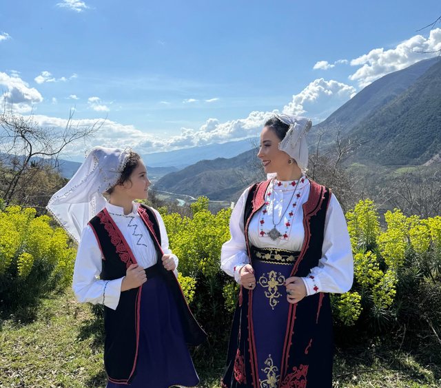 Kristen, 11-vjeçarja që e kthen traditën në frymëzim