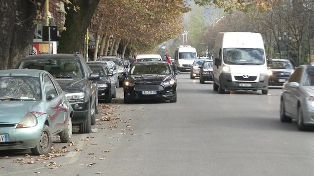 Parkimi i dyfishtë, vepër penale! Burg deri në 3 vjet