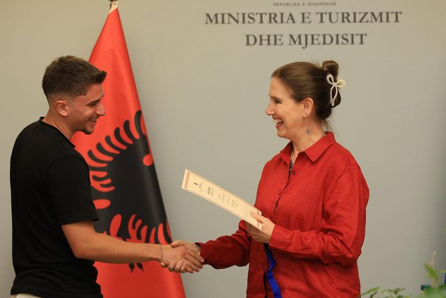 Udhërrëfyesit turistikë me certifikime pa afat/ Kumbaro: Nxisim