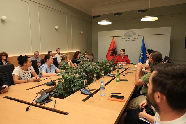 Udhërrëfyesit turistikë me certifikime pa afat/ Kumbaro: Nxisim
