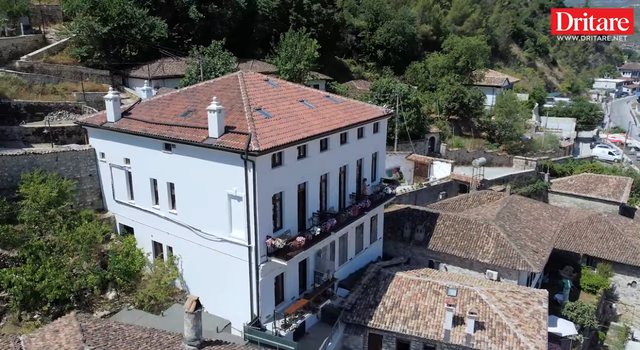 Lanë Amerikën për Beratin! Djali kthen familjen në