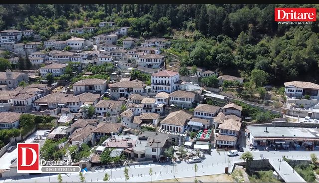 Lanë Amerikën për Beratin! Djali kthen familjen në