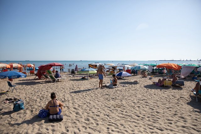 Lirimi i hapësirave/ Rama ndan pamje nga plazhet publike në