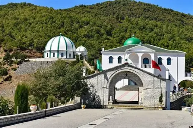 Teqeja e Alipostivanit/ Tempulli i paqes që i mbijetoi shkatërrimit