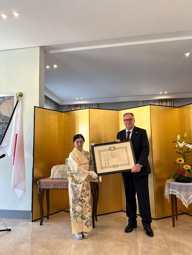 Gjergji Teneqexhiut, ish-ambasadorit tonë në Japoni, i jepet dekorata