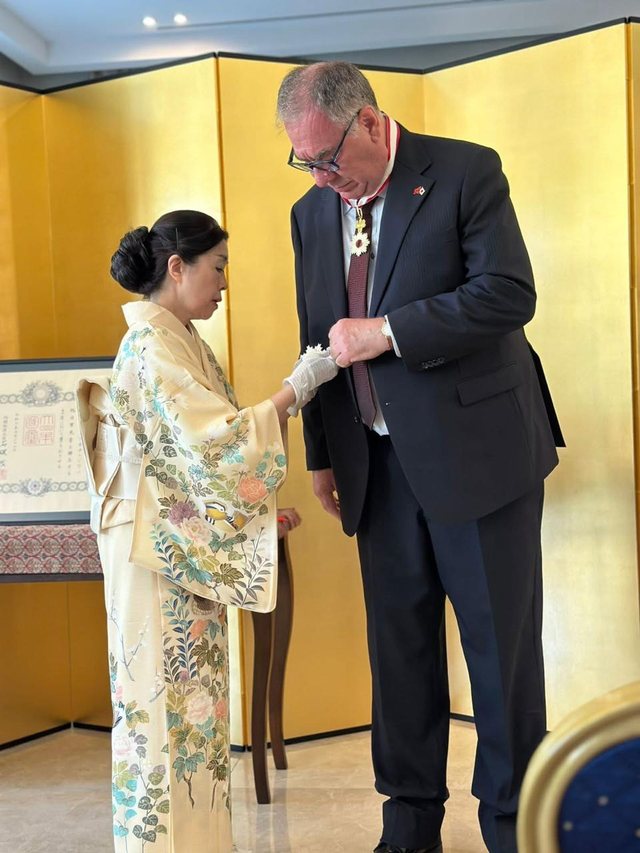 Gjergji Teneqexhiut, ish-ambasadorit tonë në Japoni, i jepet dekorata