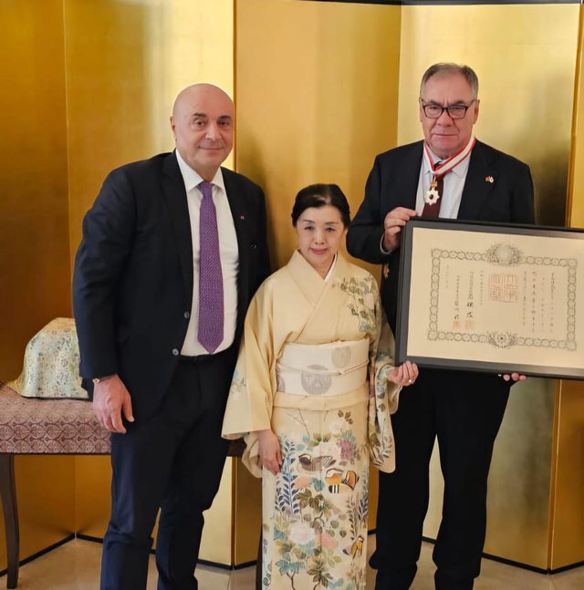 Gjergji Teneqexhiut, ish-ambasadorit tonë në Japoni, i jepet dekorata