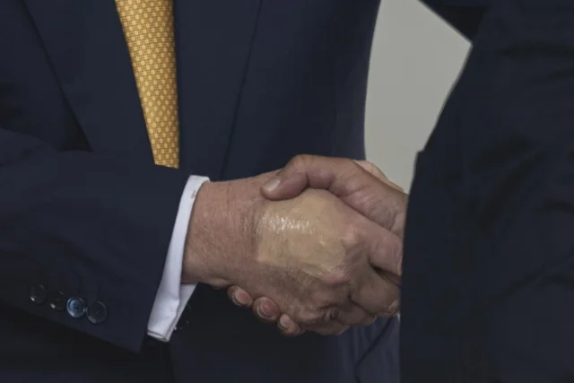 Shenja të pazakonta në trupin e Trump. Shtëpia e Bardhë: Ja
