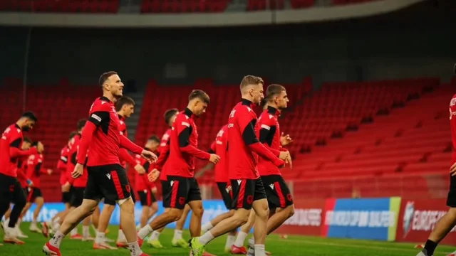 Kuqezinjtë sfidojnë Gjibraltarin para përballjes me